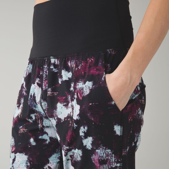 Lululemon Tranquil Crop Kara Blossom Multi / Black Sz 8 Athleisure Gorpcore - Picture 10 of 12